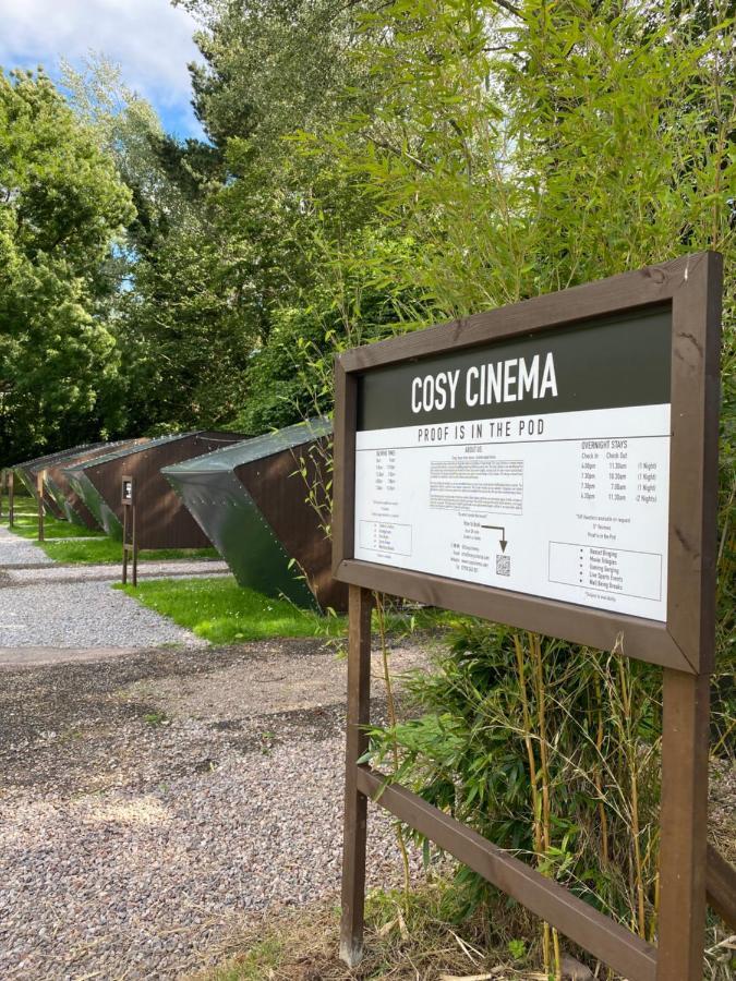 Cosy Cinema Hotel Cardiff Exterior photo